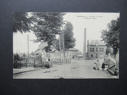 AK Um 1918 Doullens Passage A Niveau Et Usine Sueur Editeur Peurrier / Familie Mit Kleinen Kindern - Doullens