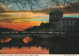 Delcampe - Dublin - Sunset Over The Rive Liffey And Four Courts - Dublin