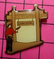 313c Pin's Pins / Beau Et Rare / THEME : BOISSONS / BAR LE DETENTE A GARREBOURG COW-BOY - Boissons