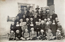 Lavaur - Carte Photo - Groupe D’enfants , Classe Du Village - Religieuse Et Curée - Chapeau Béret Coiffe Locale - Lavaur