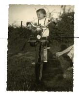 Photographie .  Vélo-solex . Un Enfant Bébé Assis Sur Un Solex. Aout 1956 - Auto's