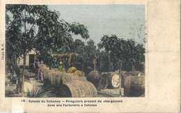 CPA  Colonie Du Dahomey Piroguiers Prenant Du Chargement Dans Une Factorerie à Cotonou - Dahomey