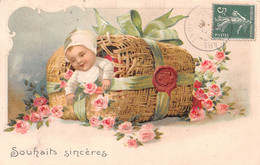 Souhaits Sincères - Bébé, Corbeille/cadeau En Osier, Roses, Ruban, Cachet Avec Trèfle - Joliment Gaufré - Birth