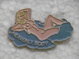 Pin's - PIN-UP HEAVENLY BODY - Pins Badge NU NUDE - Femme Nue Sur Un Nuage - Pin-ups