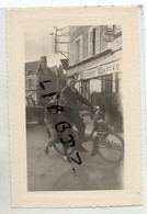 PHOTO SNAPSHOT VINTAGE - Deux Jeunes Garçons Sur Un Joli VELO SOLEX - 1961 - Wielrennen