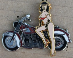 MOTO HARLEY DAVIDSON BRUNE - PIN UP CHEVEUX NOIR - DOUBLE MOULES - EDITE PAR JC DERIBE -H.V.M. - 300EX-BRAS EN BAS- (27) - Motos