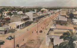 Delcampe - CPSM Dentelée AFRIQUE CAMEROUN DOUALA Vue Générale Rue Commerciale   2 Scans - Kamerun