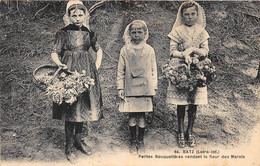 LOIRE ATLANTIQUE  44  BATZ - PETITES BOUQUETIERES VENDANT LA FLEUR DES MARAIS - Batz-sur-Mer (Bourg De B.)