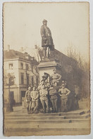 CARTE POSTALE - FRANCE - OCCUPATION FRANCAISE EN ALLEMAGNE - ANNEE 20 - STATUE DE BISMARK - GROUPE DE SOLDATS FRANCAIS - Documenti