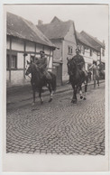 (F22154) Orig. Foto Deutsche Soldaten Reiten Durch Einen Ort 1939 - Krieg, Militär