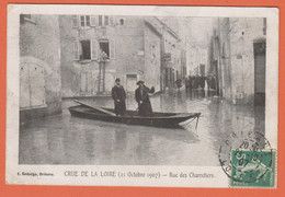 D45 - ORLÉANS - CRUE DE LA LOIRE (21 COTOBRE 1907)-RUE DES CHARRETIERS-Personnes Dans Une Barque Et D'autres Dans L'eau - Orleans