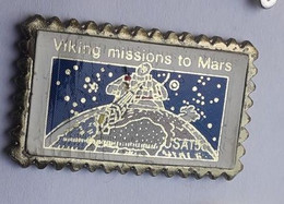 QQ470 Pin's Space Espace Fusée Viking Missions To Mars Timbre Poste PTT USA  Achat Immédiat - Spazio