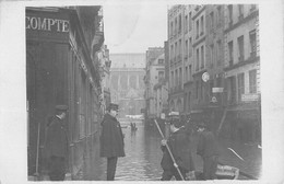 CPA 75 PARIS CARTE PHOTO DES INONDATIONS DE PARIS DANS UNE RUE - Sonstige & Ohne Zuordnung