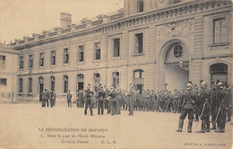 CPA 75 PARIS LA REHABILITATION DE DREYFUS DANS LA COUR DE L'ECOLE MILITAIRE AVANT LA PARADE - Sonstige & Ohne Zuordnung