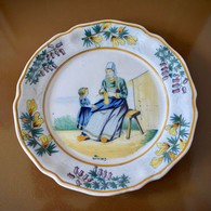 Rare Assiette Polylobée Manufacture Henriot Quimper - La Tricoteuse Et Sa Fille - 1891 - Signée - Décor Floral  Bretagne - Quimper/Henriot (FRA)