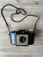 KODAK Brownie 127 Camera - First Model - 1956-1959 - Type: Solid Body Eyelevel Rollfilm - Manufactured In UK - Appareils Photo