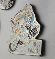 QQ507 Pin's Police Gendarmerie Moto FMU F M U CANNES 1992 Achat Immédiat - Motos