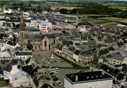 Landivisiau - La Place Centrale Devant L'église - Landivisiau