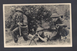Aachen - Drie Soldaten Poseren Met Hun Wapens - Fotokaart - Characters