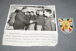 Guerre De Corée,grande Photo Originale + écusson,Général Matthew B. à L'hopital Avec Volontaire Belges,17,5 Cm/12 Cm. - 1939-45