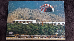 CPM PARACHUTE PARACHUTISME ASCENSIONNEL FORTE HOTEL VILLAGE HOTEL CASTELLO MARGHERITA DI PULA - Parachutespringen