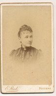 Photographie Ancienne XIXe CDV Portrait D'une Jeune Femme Photographe Emile RAT Poitiers - Oud (voor 1900)