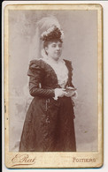 Photographie Ancienne XIXe CDV Portrait D'une Femme élégante En Toilette Photographe Emile RAT Poitiers - Oud (voor 1900)