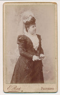 Photographie Ancienne XIXe CDV Portrait D'une Femme élégante En Toilette Photographe Emile RAT Poitiers - Oud (voor 1900)