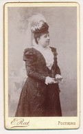 Photographie Ancienne XIXe CDV Portrait D'une Femme élégante En Toilette Photographe Emile RAT Poitiers - Oud (voor 1900)