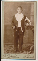 Photographie Ancienne XIXe CDV Portrait D'un Garçon Communiant Avec Décoration Photographe Gérard à Rennes - Oud (voor 1900)