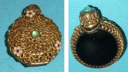 Rare Ancien Flacon De Parfum, à Sels, Vinaigrette, Métal Doré émaillé Et Verre Noir, émail, Miroir De Poche, Cabochon - Flesjes (leeg)