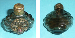 Rare Ancien Flacon De Parfum, à Sels, Vinaigrette, En Verre Moulé, Applique De Métal Et Améthyste ?? - Flacons (vides)