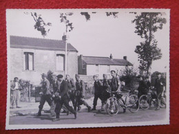 NANTES 6 PRISONNIERS ALLEMANDS RAMASSES PAR LES CIVILS CHEZ CARPENTIER 12 AOUT 1944 PHOTO 17.5 X 12.5 Cm - Guerra, Militari