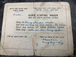 Nam Viet Nam Old-Certificate Of Wearing A Military Medal With Government Certification In The War Zone Of South Vietnam- - Collections