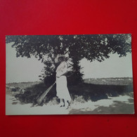 CARTE PHOTO FEMME SOUS UN ARBRE MODE - Fashion