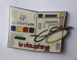 QQ608 Pin's Média Journal LE DAUPHINE 44 Critérium FIAT Vélo Cyclisme Achat Immédiat - Fiat