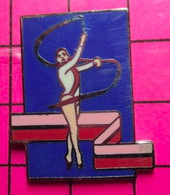 917 Pin's Pins / Beau Et Rare / THEME : SPORTS / GYMNASTIQUE RYTHMIQUE ET SPORTIVE GRS RUBAN - Gymnastique