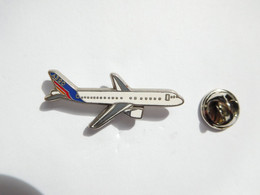Beau Pin's Pins En Zamac   , Aviation , Avion , Airbus A320 , Signé Decat - Avions