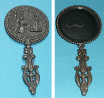 Rare Ancien Miroir De Poche Ou Sac, Face à Main En Métal Avec Verre Biseauté, Scène Galante - Accessories