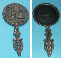 Rare Ancien Miroir De Poche Ou Sac, Face à Main En Métal Avec Verre Biseauté, Scène Galante - Accessoires