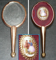 Rare Ancien Miroir De Poche Ou Sac, Face à Main Avec Médaillon En Porcelaine Limoges, Scène Galante, Verre Biseauté - Accessories
