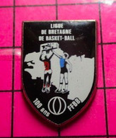 1117 Pin's Pins / Beau Et Rare / THEME : SPORTS / BRETAGNE LIGUE DE BASKET-BALL 100 ANS - Basketball