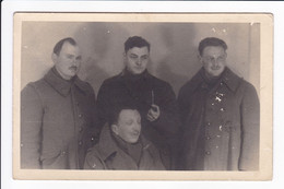 Carte Photo - 4 Hommes En Manteaux Militaires! (des Prisonniers!)-  Tampon Triangulaire: "Stalag II A 37 Geprüft" - Personen