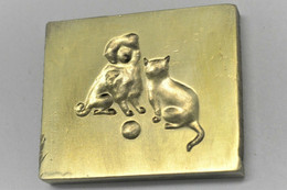 BELLE PLAQUE MATRICE IMPRIMERIE LAITON DOUBLE FACE CHIEN CHAT & BALLE & ECUSSON - Seals