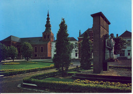 Meerhout Kerk En Oorlogsstandbeeld - Meerhout