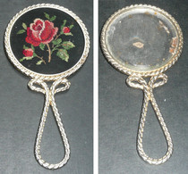Rare Ancien Miroir De Poche Ou Sac, Face à Main En Métal Avec Verre Biseauté, Décor Brodé Broderie, Roses - Accessoires