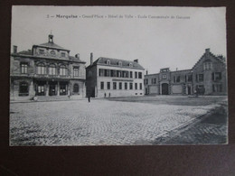 Cpa  MARQUISE  -  Grand' Place Hotel De Ville , école Communale De Garçons - Marquise