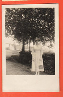 FBA-07 Carte-photo Les Breuleux  Jeune Femme. Histoire De Ciseaux Aux Vacheries.Cachet Chaux-de-Fonds 1920 Vers Breuleux - JU Jura