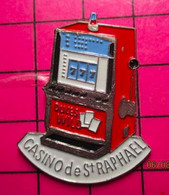 919 Pin's Pins / Beau Et Rare / THEME : JEUX / CASINO DE ST RAPHALE BANDIT MANCHOT MACHINE A SOUS - Jeux