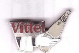 VF141 Pin's VITTEL VOSGES NESTLE  Main  Qualité EGF étiquette Bleue Achat Immédiat - Boissons